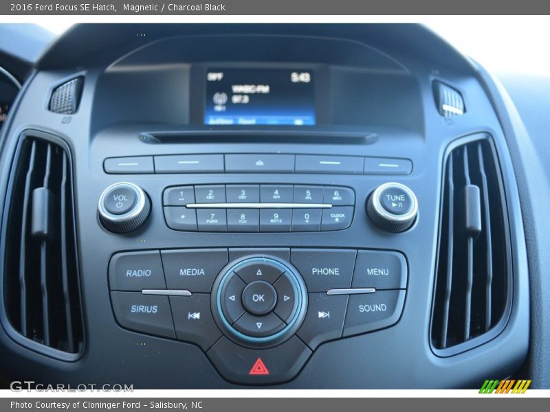 Magnetic / Charcoal Black 2016 Ford Focus SE Hatch
