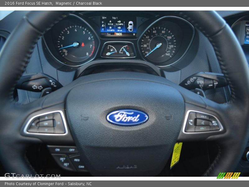 Magnetic / Charcoal Black 2016 Ford Focus SE Hatch