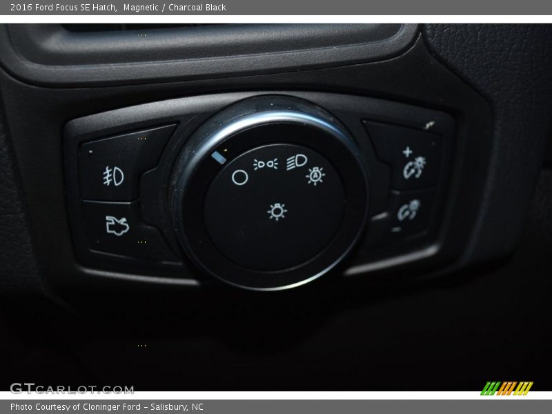 Magnetic / Charcoal Black 2016 Ford Focus SE Hatch