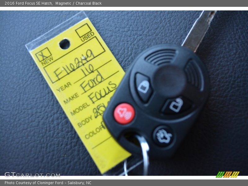 Magnetic / Charcoal Black 2016 Ford Focus SE Hatch
