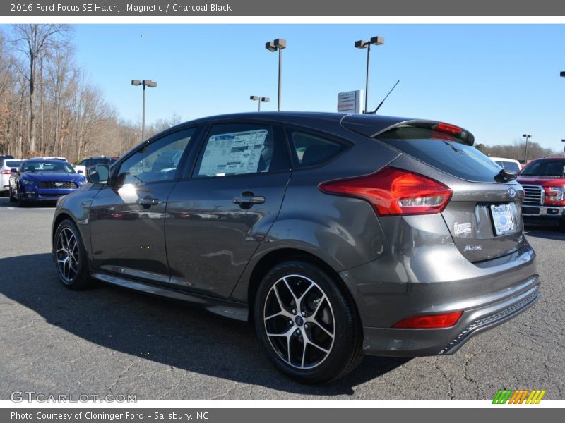 Magnetic / Charcoal Black 2016 Ford Focus SE Hatch