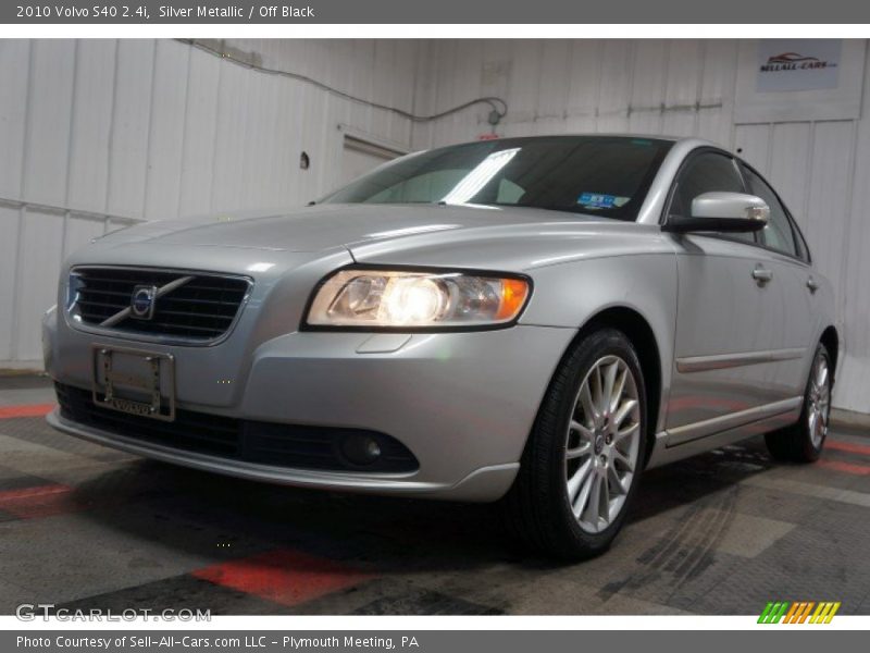 Silver Metallic / Off Black 2010 Volvo S40 2.4i