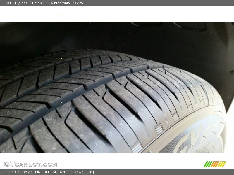 Winter White / Gray 2016 Hyundai Tucson SE