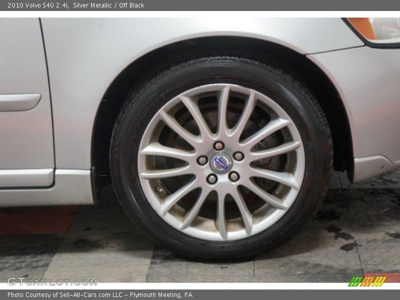 Silver Metallic / Off Black 2010 Volvo S40 2.4i