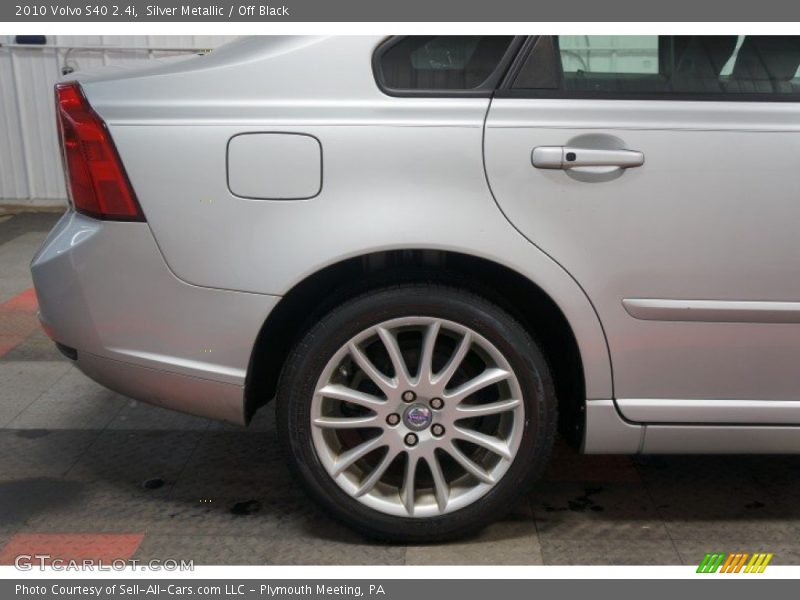 Silver Metallic / Off Black 2010 Volvo S40 2.4i