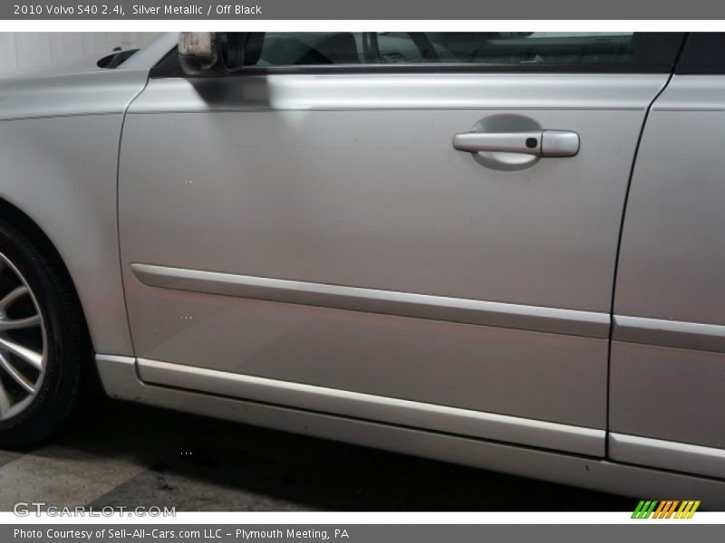 Silver Metallic / Off Black 2010 Volvo S40 2.4i