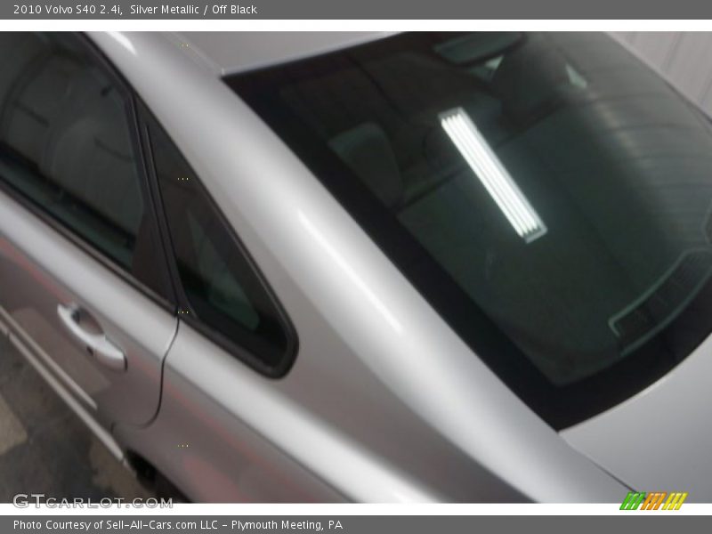 Silver Metallic / Off Black 2010 Volvo S40 2.4i