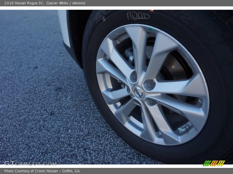 Glacier White / Almond 2016 Nissan Rogue SV