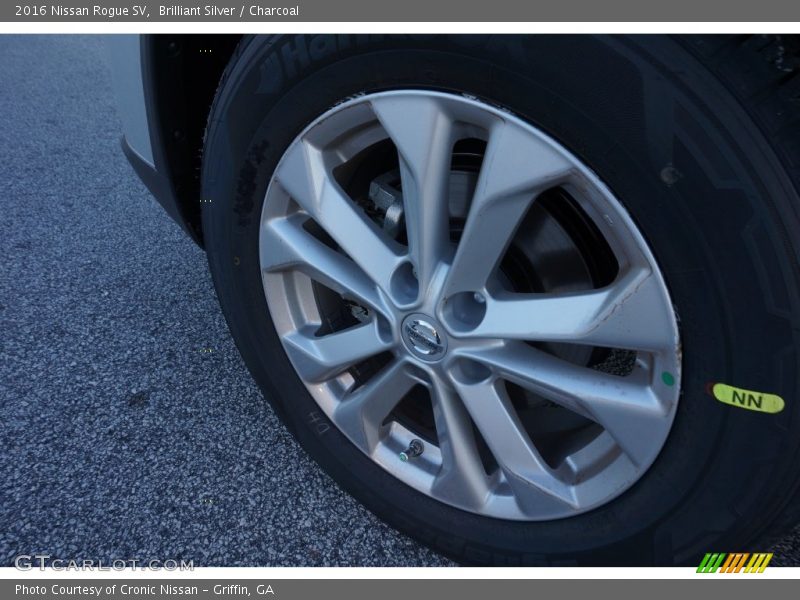 Brilliant Silver / Charcoal 2016 Nissan Rogue SV