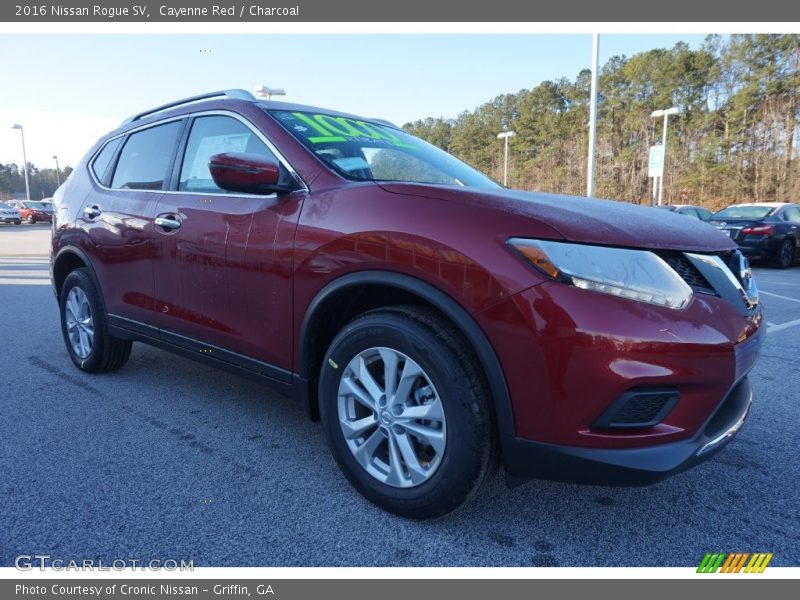 Front 3/4 View of 2016 Rogue SV