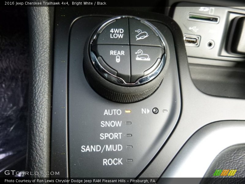 Bright White / Black 2016 Jeep Cherokee Trailhawk 4x4
