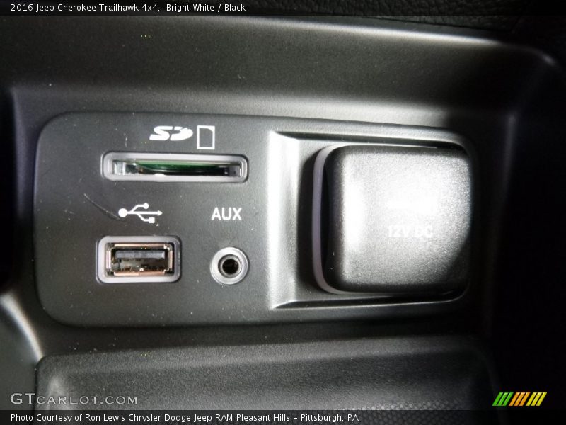 Bright White / Black 2016 Jeep Cherokee Trailhawk 4x4