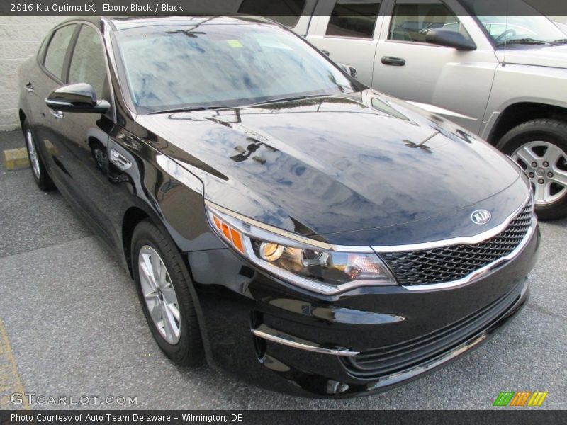 Front 3/4 View of 2016 Optima LX