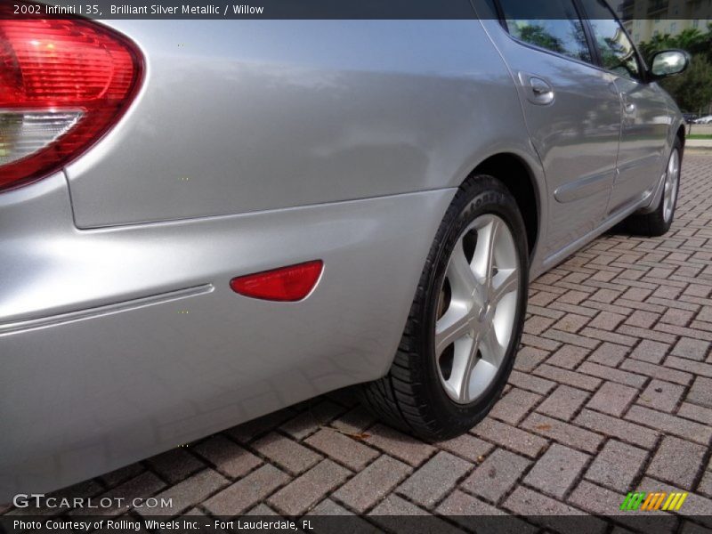 Brilliant Silver Metallic / Willow 2002 Infiniti I 35