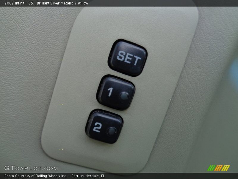 Brilliant Silver Metallic / Willow 2002 Infiniti I 35