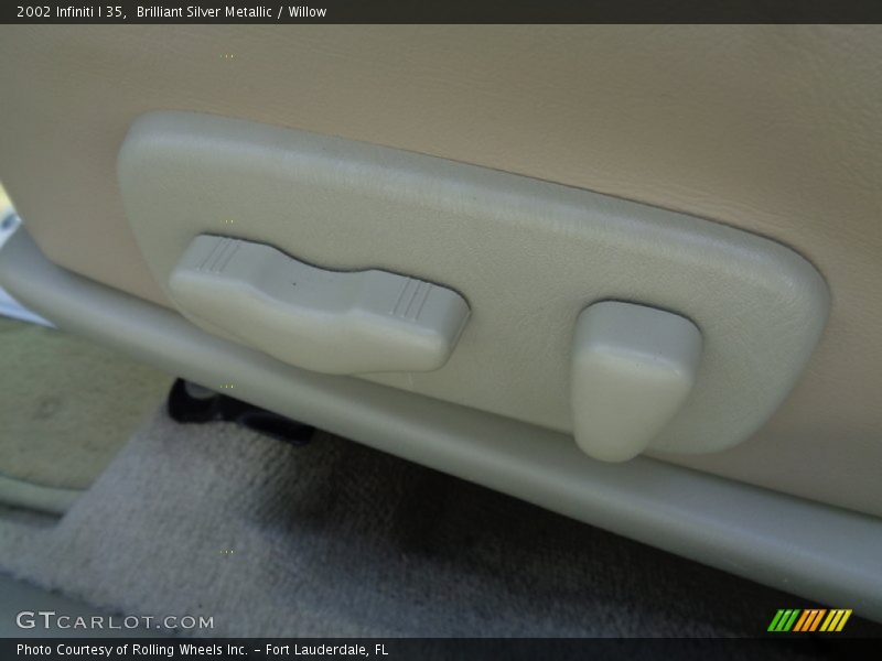 Brilliant Silver Metallic / Willow 2002 Infiniti I 35