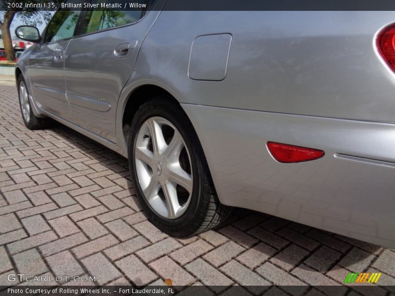 Brilliant Silver Metallic / Willow 2002 Infiniti I 35