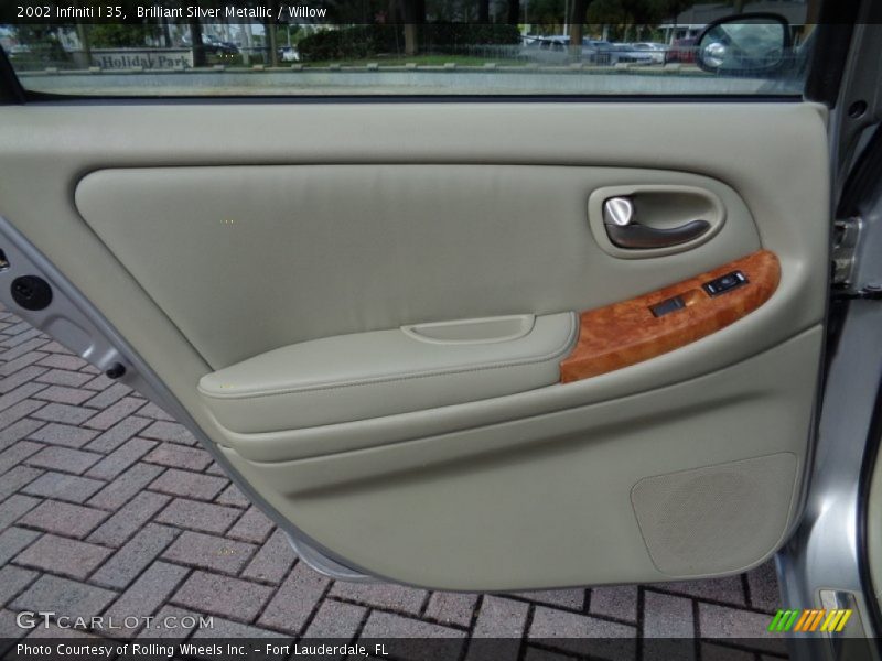 Brilliant Silver Metallic / Willow 2002 Infiniti I 35