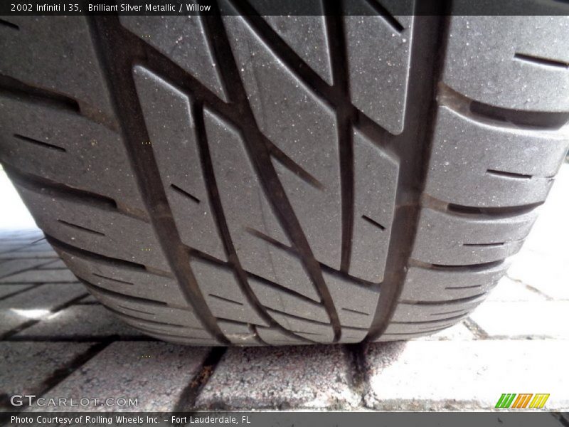 Brilliant Silver Metallic / Willow 2002 Infiniti I 35