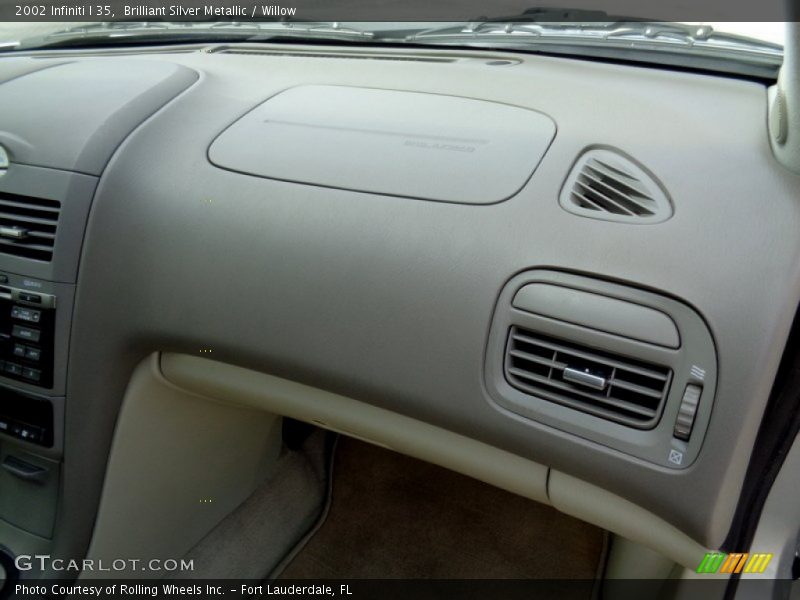 Brilliant Silver Metallic / Willow 2002 Infiniti I 35