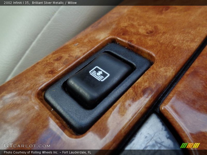 Brilliant Silver Metallic / Willow 2002 Infiniti I 35