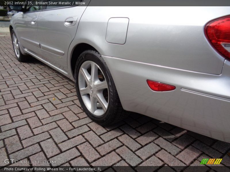 Brilliant Silver Metallic / Willow 2002 Infiniti I 35