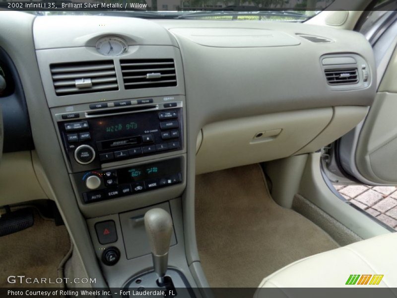 Brilliant Silver Metallic / Willow 2002 Infiniti I 35