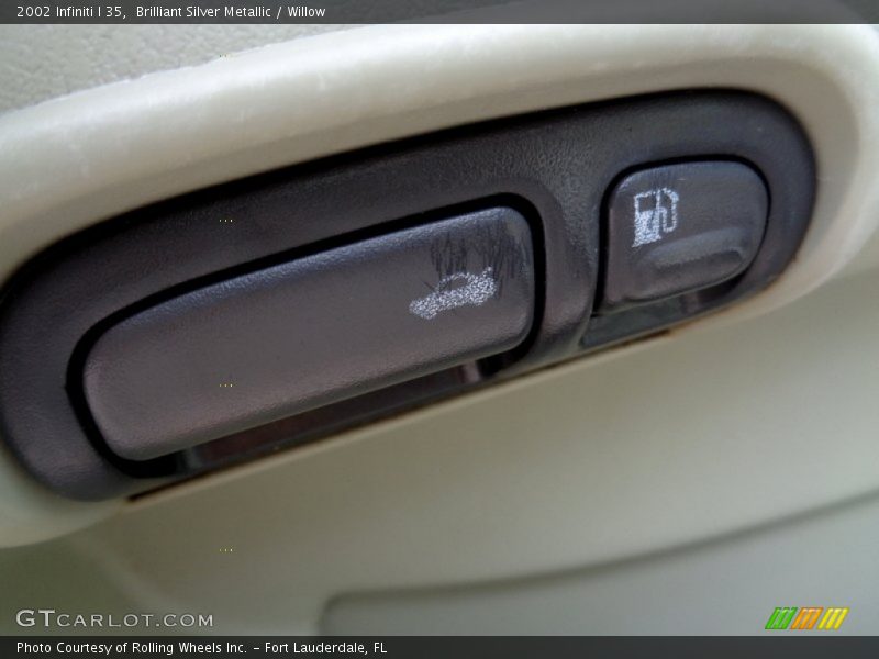 Brilliant Silver Metallic / Willow 2002 Infiniti I 35