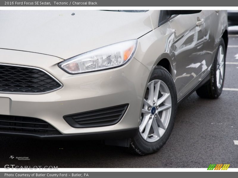 Tectonic / Charcoal Black 2016 Ford Focus SE Sedan