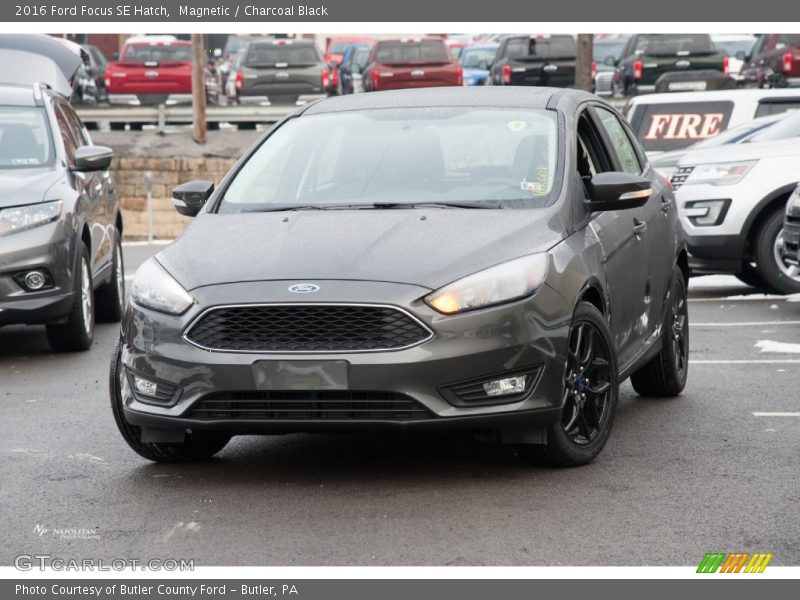 Magnetic / Charcoal Black 2016 Ford Focus SE Hatch