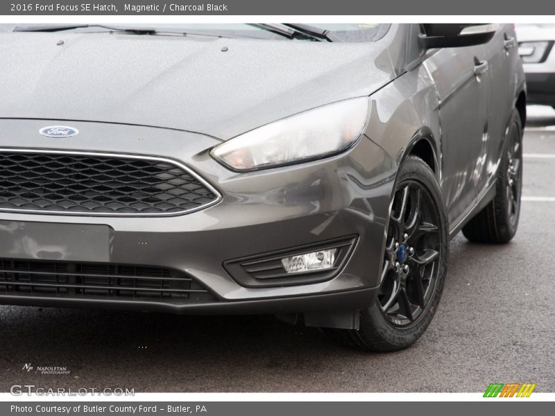 Magnetic / Charcoal Black 2016 Ford Focus SE Hatch