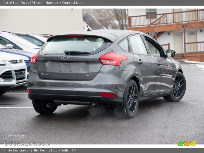 Magnetic / Charcoal Black 2016 Ford Focus SE Hatch