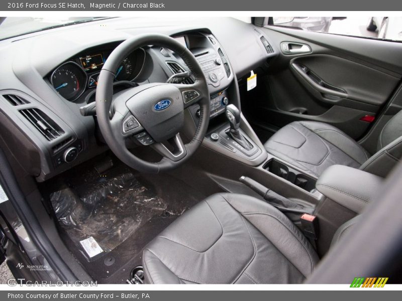 Magnetic / Charcoal Black 2016 Ford Focus SE Hatch