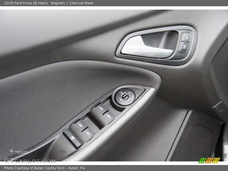 Magnetic / Charcoal Black 2016 Ford Focus SE Hatch