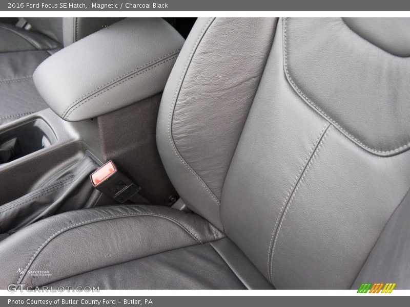 Magnetic / Charcoal Black 2016 Ford Focus SE Hatch