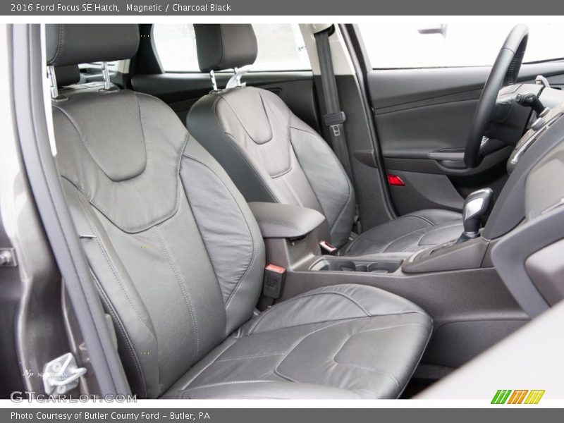 Magnetic / Charcoal Black 2016 Ford Focus SE Hatch