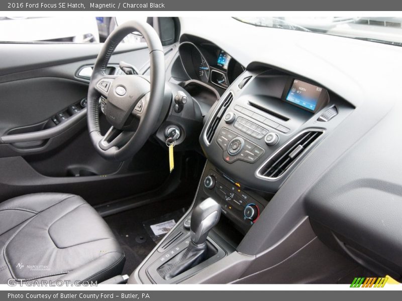 Magnetic / Charcoal Black 2016 Ford Focus SE Hatch