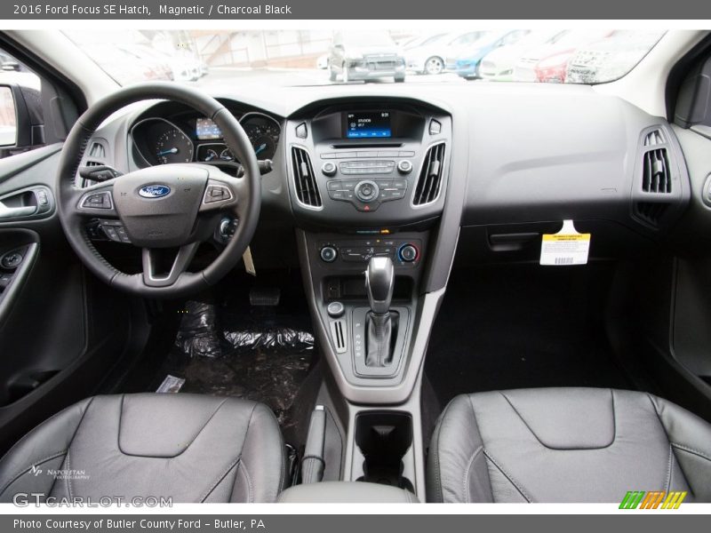 Magnetic / Charcoal Black 2016 Ford Focus SE Hatch