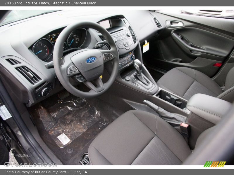Magnetic / Charcoal Black 2016 Ford Focus SE Hatch