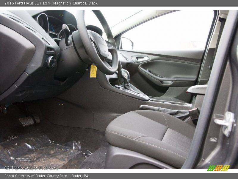 Magnetic / Charcoal Black 2016 Ford Focus SE Hatch
