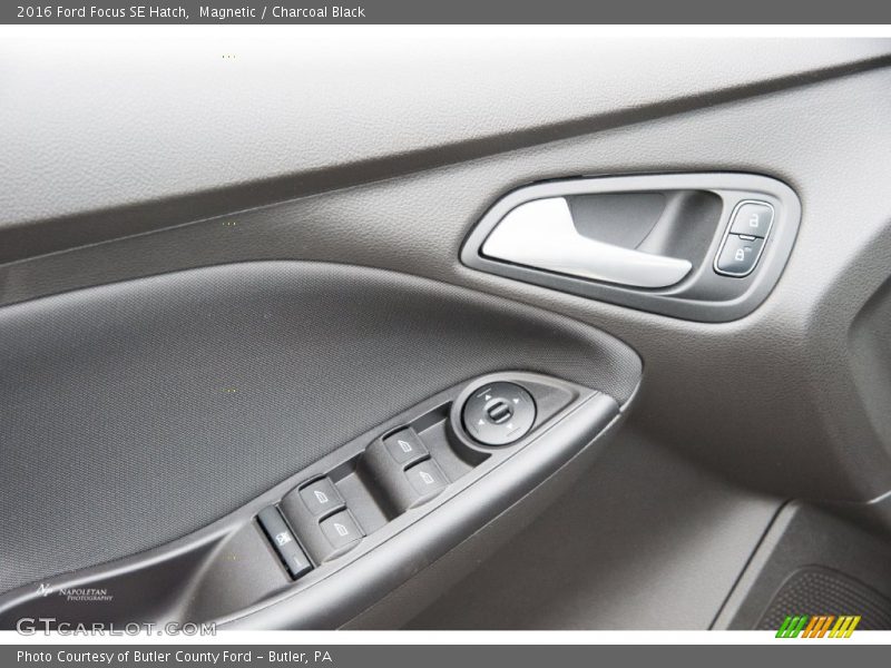 Magnetic / Charcoal Black 2016 Ford Focus SE Hatch