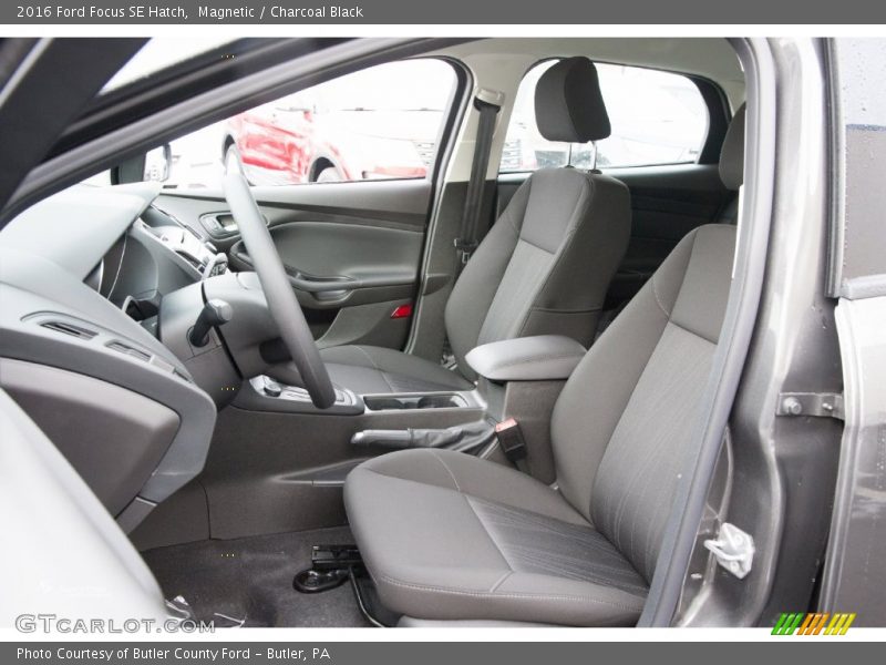 Magnetic / Charcoal Black 2016 Ford Focus SE Hatch