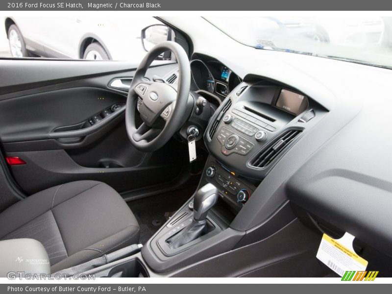 Magnetic / Charcoal Black 2016 Ford Focus SE Hatch