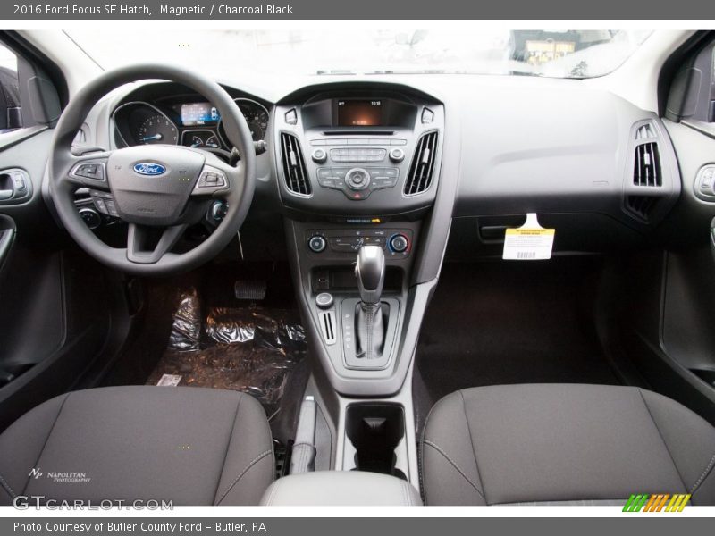 Magnetic / Charcoal Black 2016 Ford Focus SE Hatch