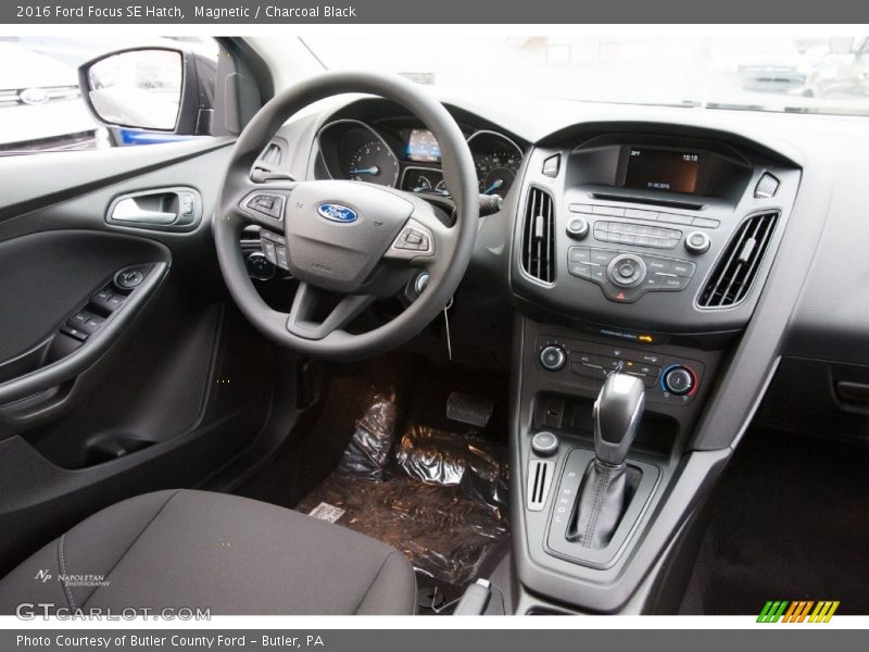 Magnetic / Charcoal Black 2016 Ford Focus SE Hatch