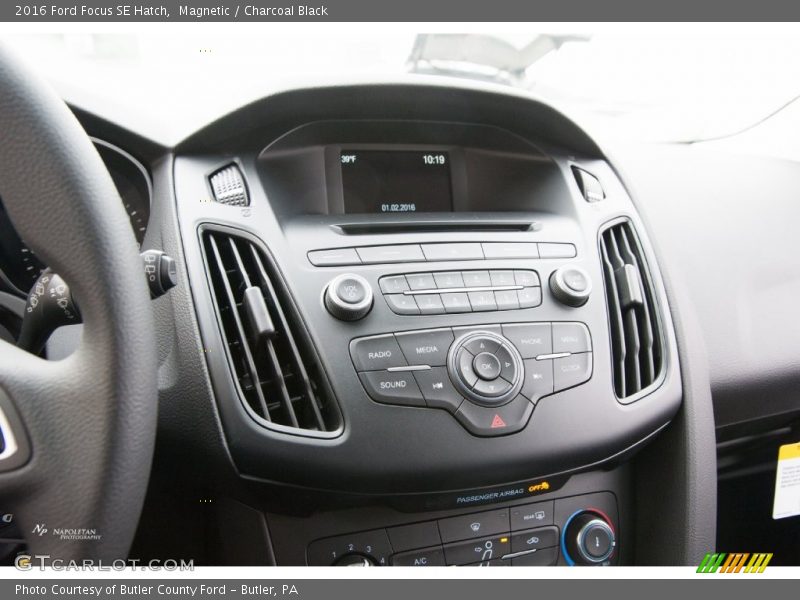 Magnetic / Charcoal Black 2016 Ford Focus SE Hatch