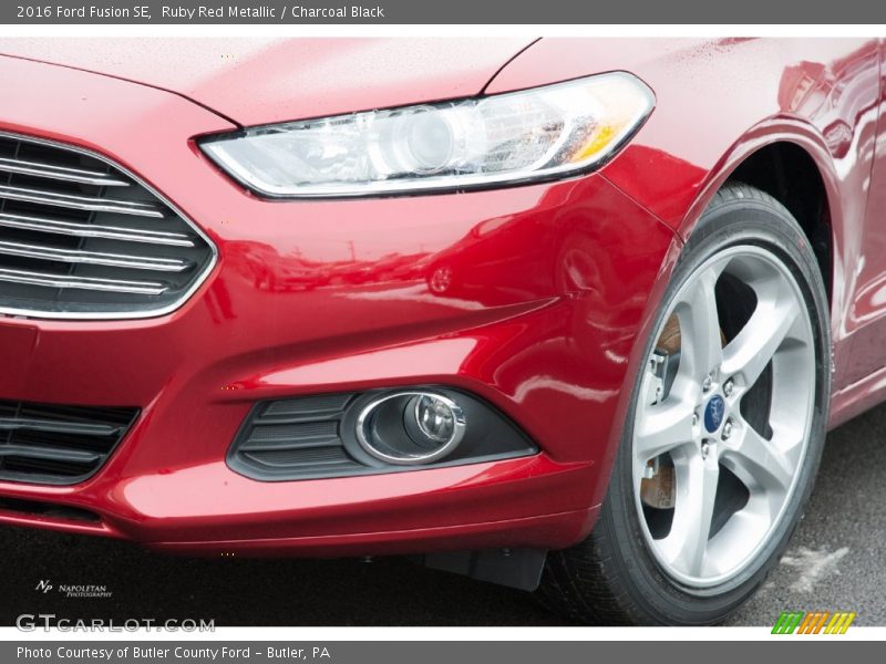 Ruby Red Metallic / Charcoal Black 2016 Ford Fusion SE