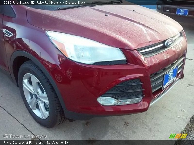 Ruby Red Metallic / Charcoal Black 2016 Ford Escape SE