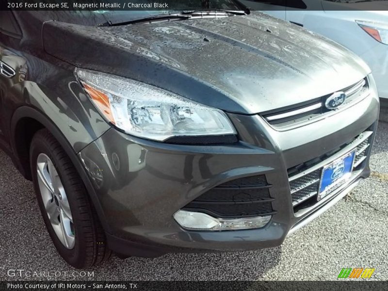 Magnetic Metallic / Charcoal Black 2016 Ford Escape SE