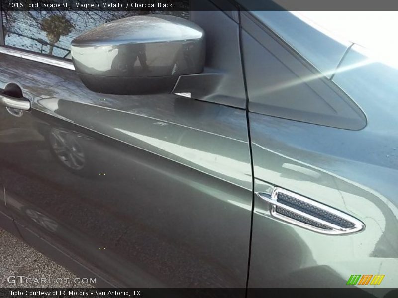 Magnetic Metallic / Charcoal Black 2016 Ford Escape SE